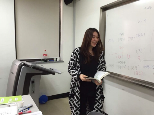 学姐上课的课堂美女老师2.jpg
